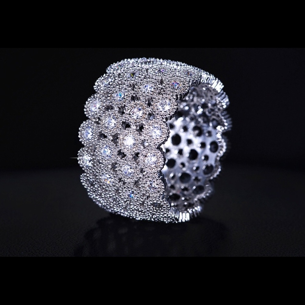 Fancy 18k white gold plated ring